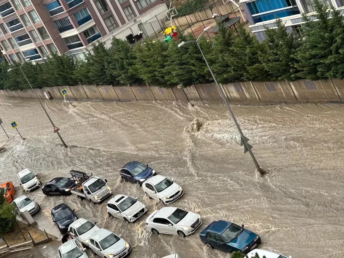 Ankara'da Sağanak Yağış Hayatı Olumsuz Etkiledi