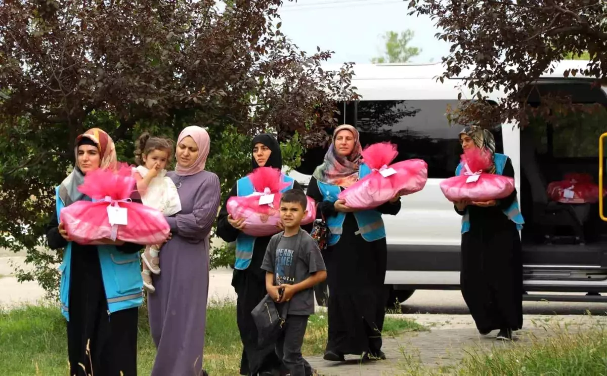 Erzincan'da Nişanlı Kızlara Çeyiz Seti Dağıtıldı