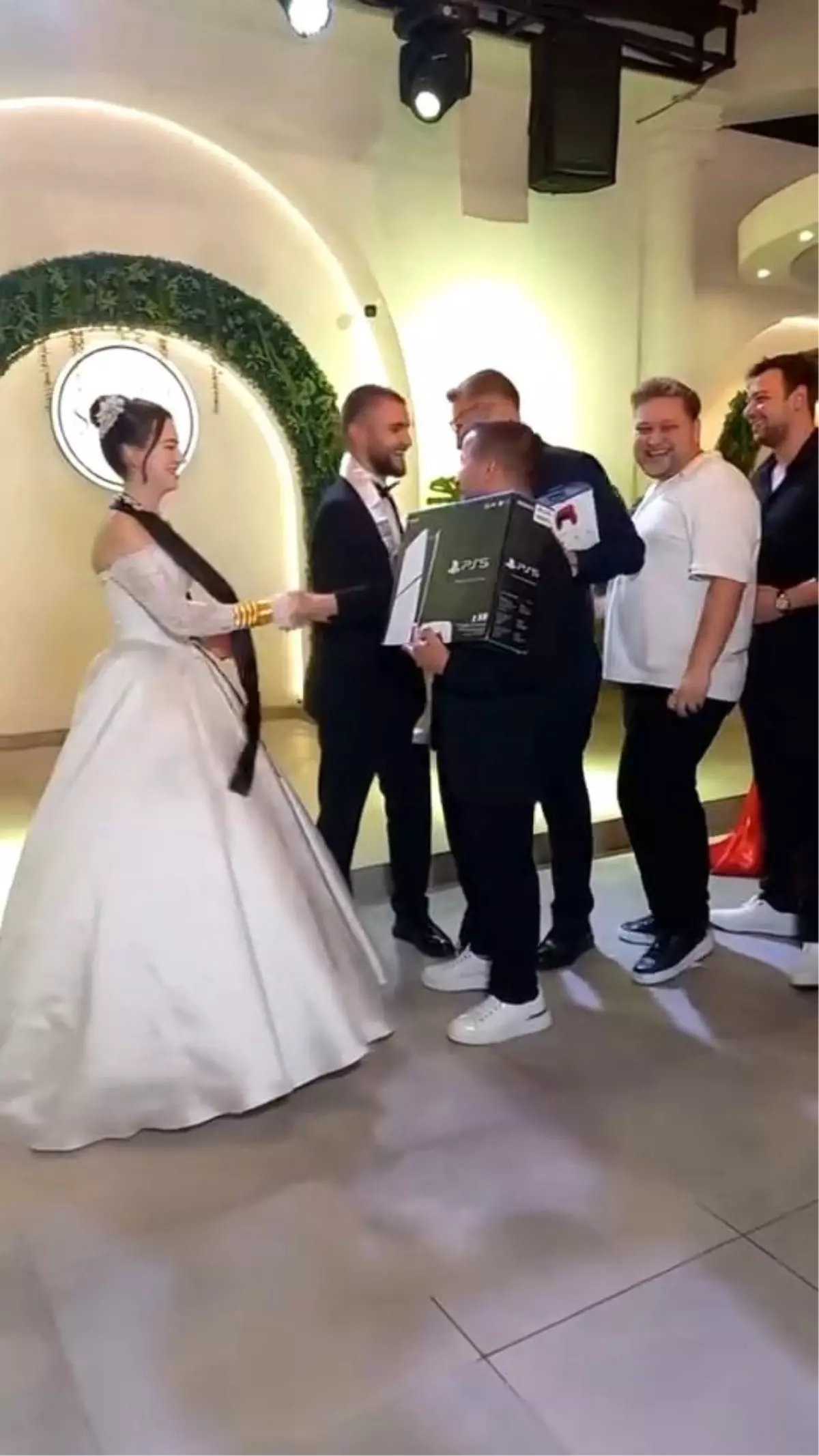 Bursa Düğününde Oyun Konsolu Hediyesi