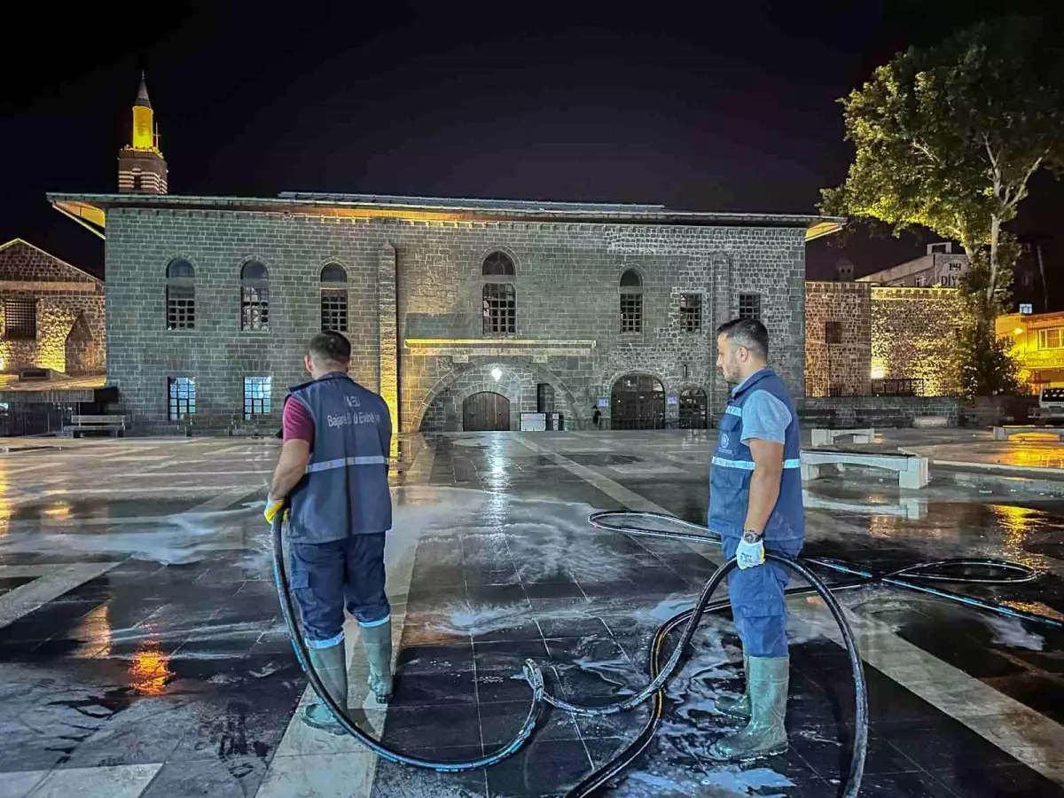 Diyarbakır'da Tarihi Sur İçinde Lavanta ve Gül Kokulu Temizlik Faaliyeti Başlatıldı