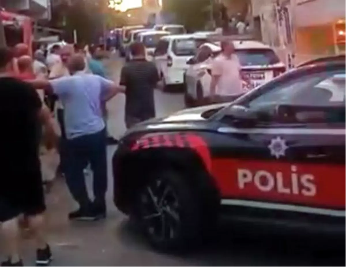 Avcılar'da Bıçaklı Kavga: 2 Yaralı, 2 Polis Gözünden Yaralandı