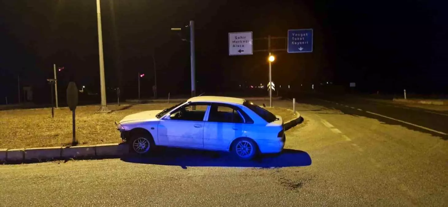 Ehliyetsiz Sürücü Refüje Çıktı, Yaralandı