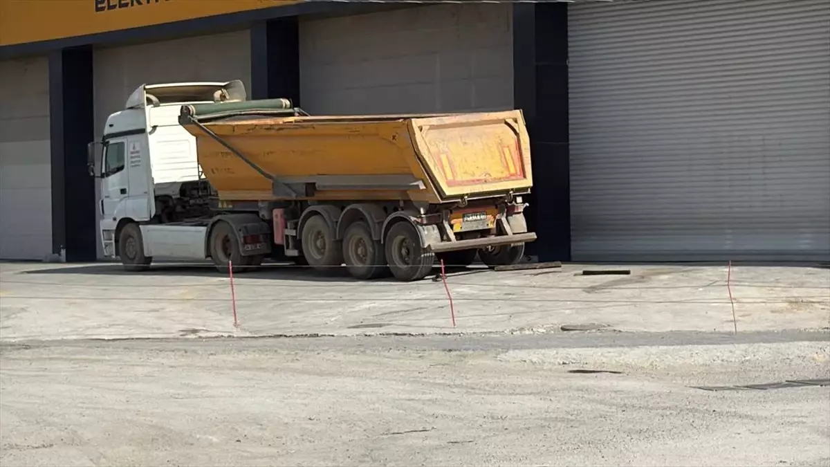 Hafriyat Kamyonu Sürücüsü Hayatını Kaybetti