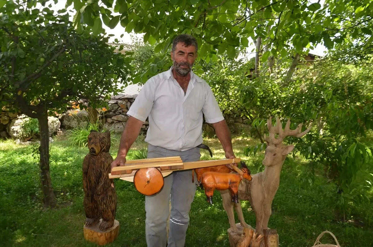 Sanatçının Eserleri: Kuruyan Ağaç ve Taşlarla Yaratılan Şaheserler