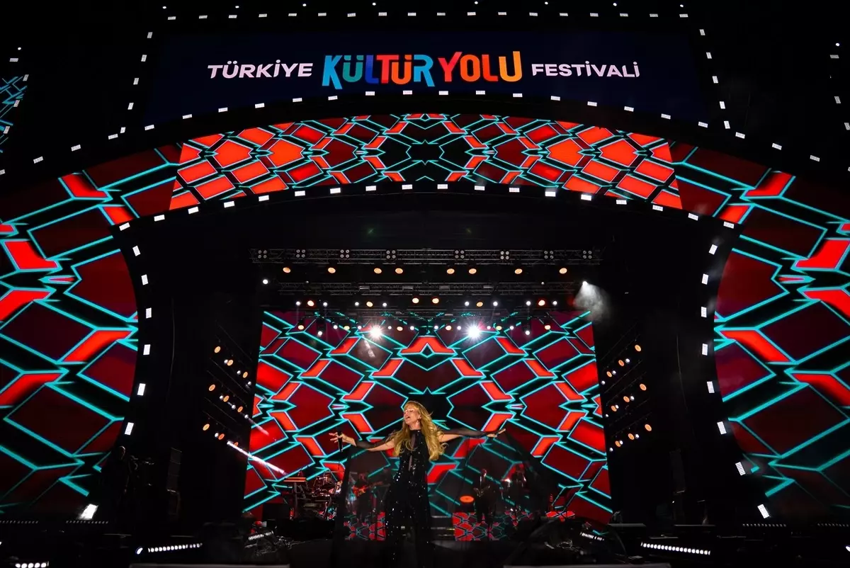 Derya Uluğ Van'da Konser Verdi