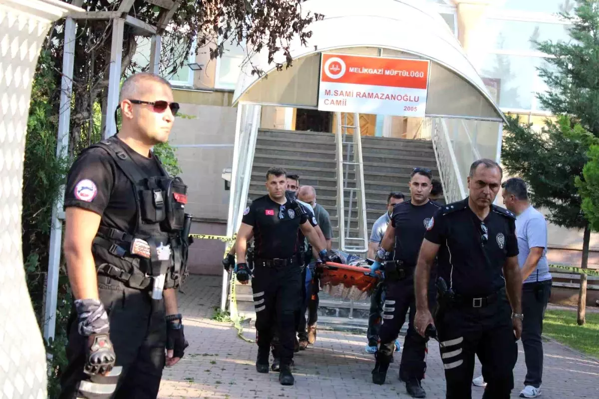 Husumetlisini camide namaz kılarken boğazını keserek öldürdü