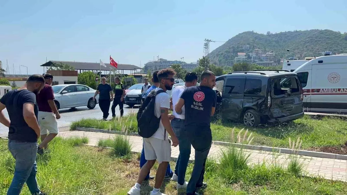 Alanya'da Minibüs ile Ticari Araç Çarpıştı