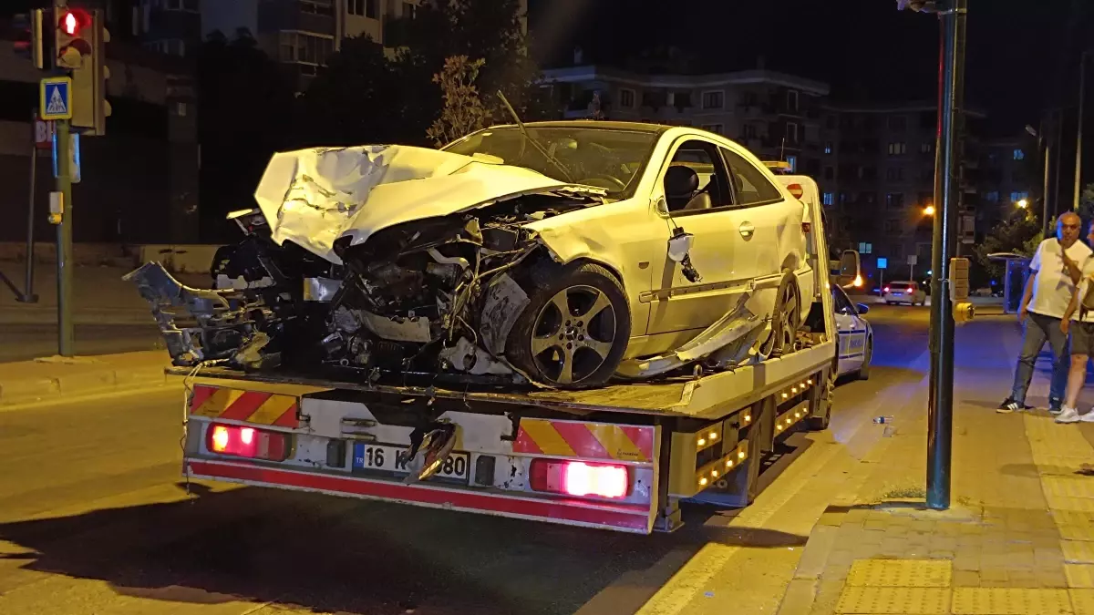 Bursa'da Otobüs ve Otomobil Çarpıştı: 7 Yaralı