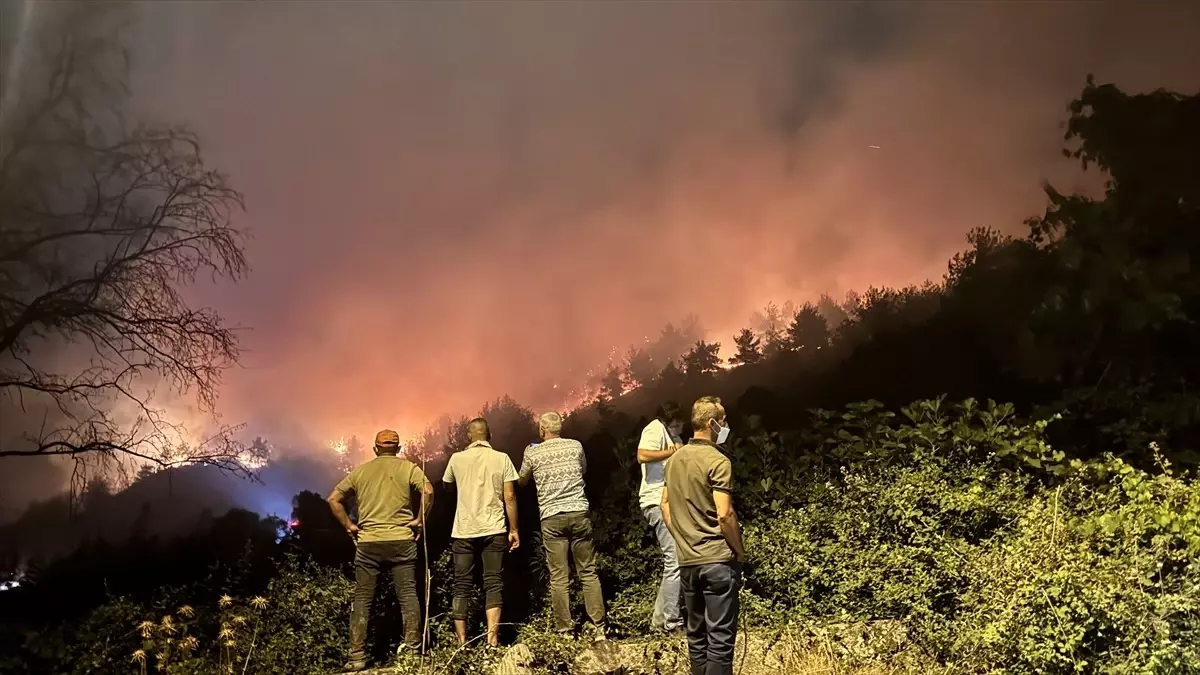 Geyve'de Orman Yangını: İki Mahalle Boşaltıldı