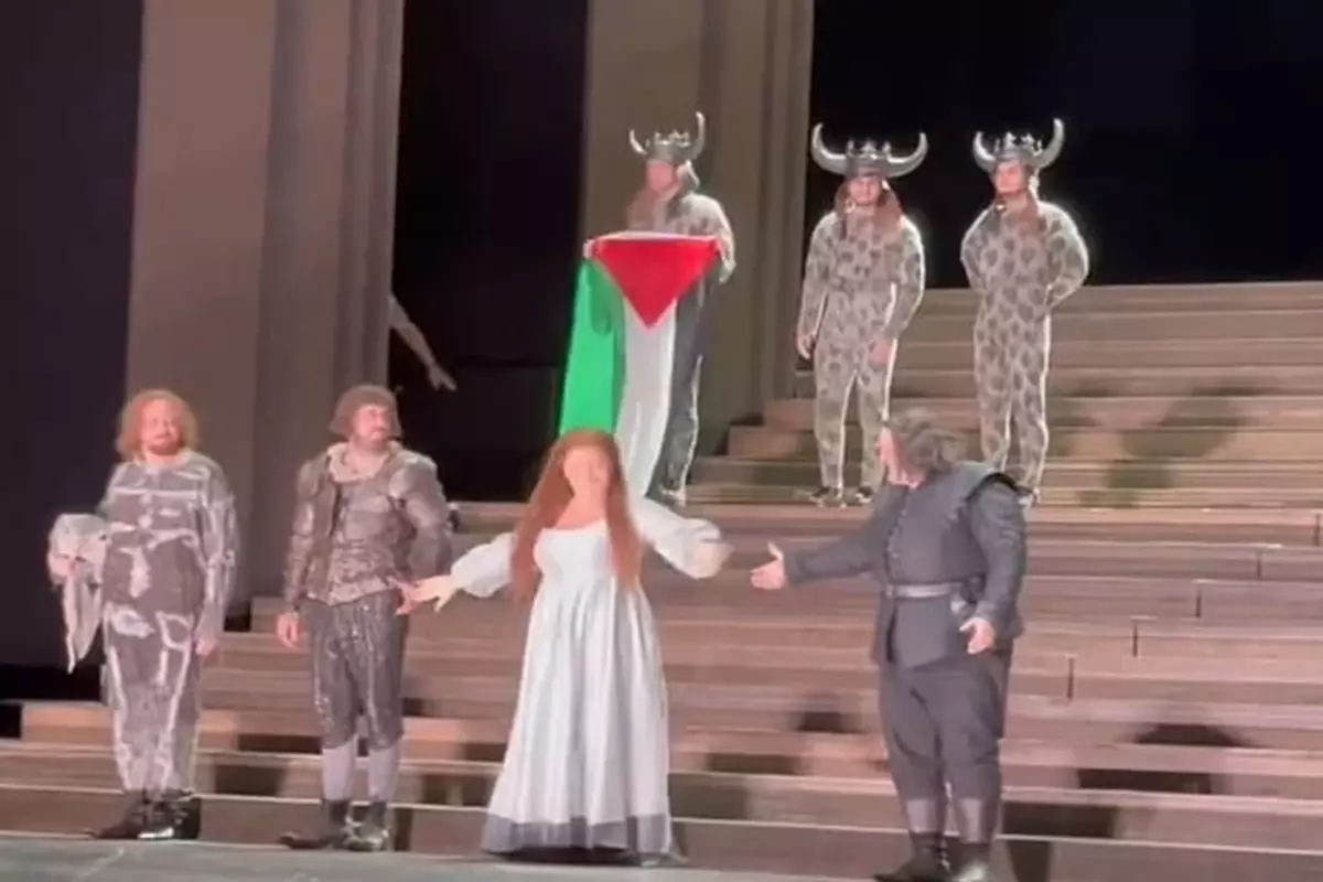 İngiltere'de Kraliyet Opera Salonu sahnesinde Filistin bayraklı protesto