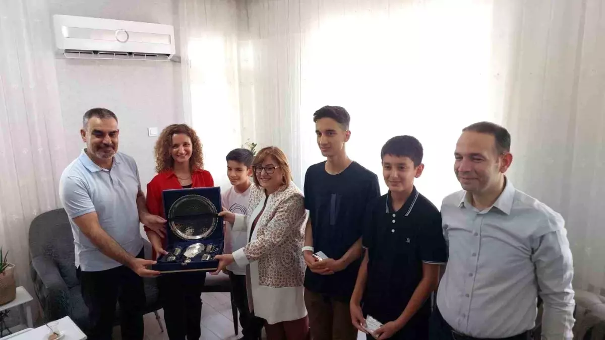 Gaziantep Büyükşehir Başkanı Fatma Şahin, Türkiye Şampiyonu Öğrencileri Ziyaret Etti