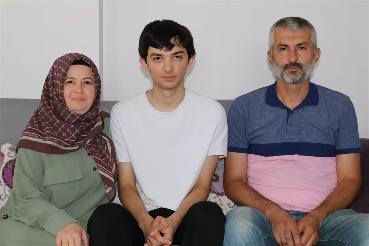 YKS'de Türkiye 10'uncusu Olan Öğrenci Başarısını Paylaştı