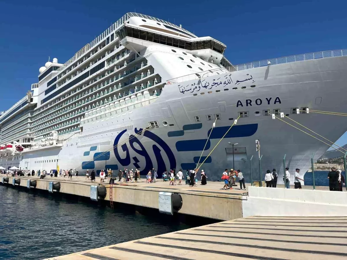 Bodrum'a Aroya Gemisi ile 2241 Yolcu Geldi