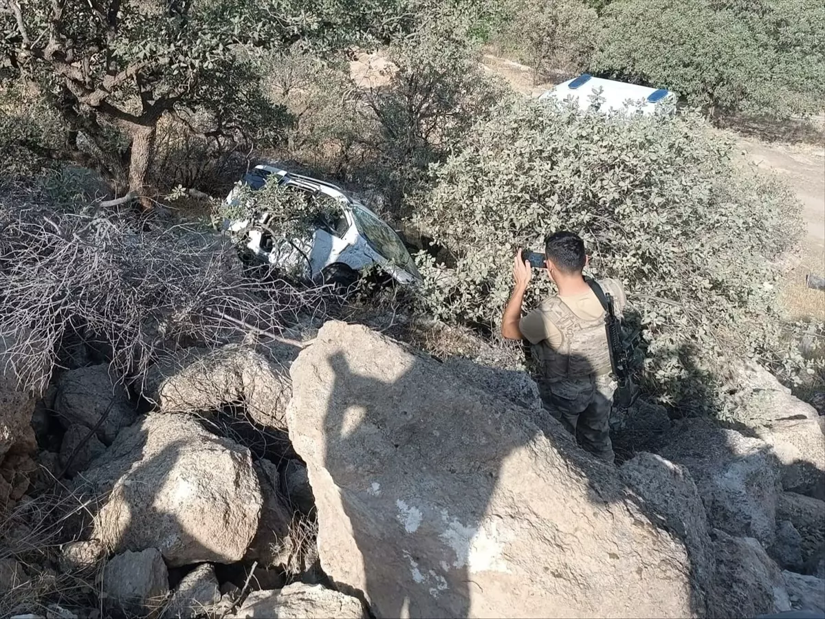 Nusaybin'de Hafif Ticari Araç Devrildi: 2 Yaralı