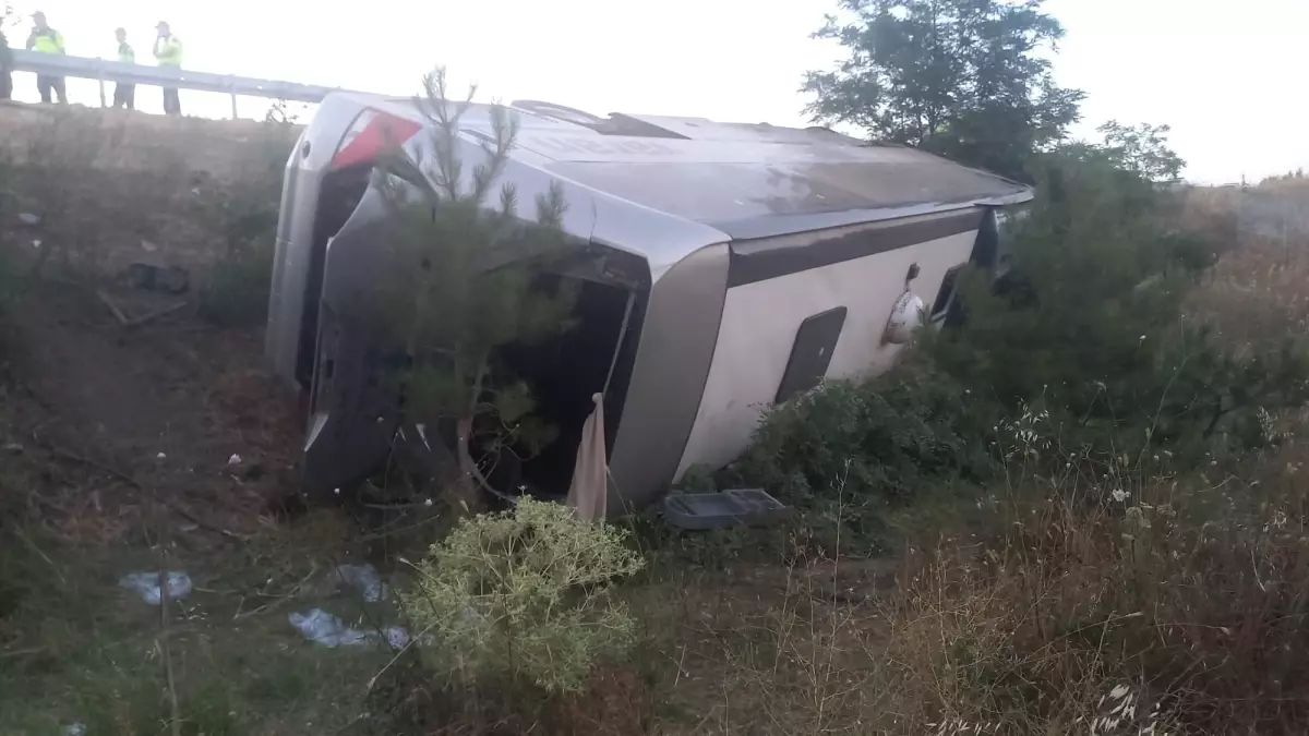 Balıkesir'de yolcu otobüsü şarampole devrildi: 27 yaralı