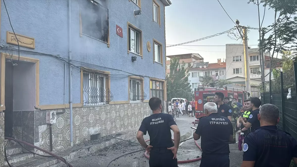 Bursa'da Yangın: Ev Sahibi Hastaneye Kaldırıldı