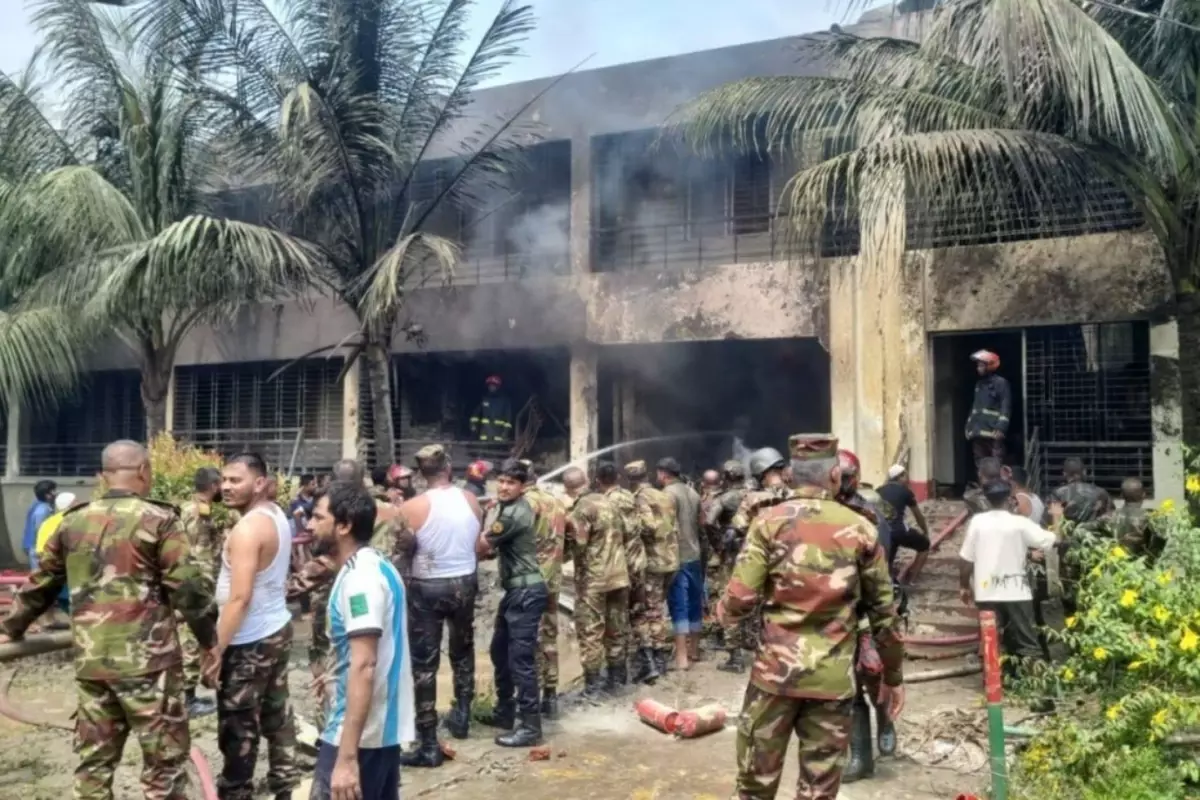 Bangladeş'te askeri uçak okul binasının üzerine düştü: Çok sayıda ölü var