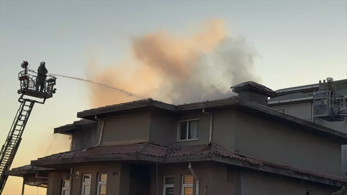 Üsküdar'da Çatı Yangını Kontrol Altına Alındı