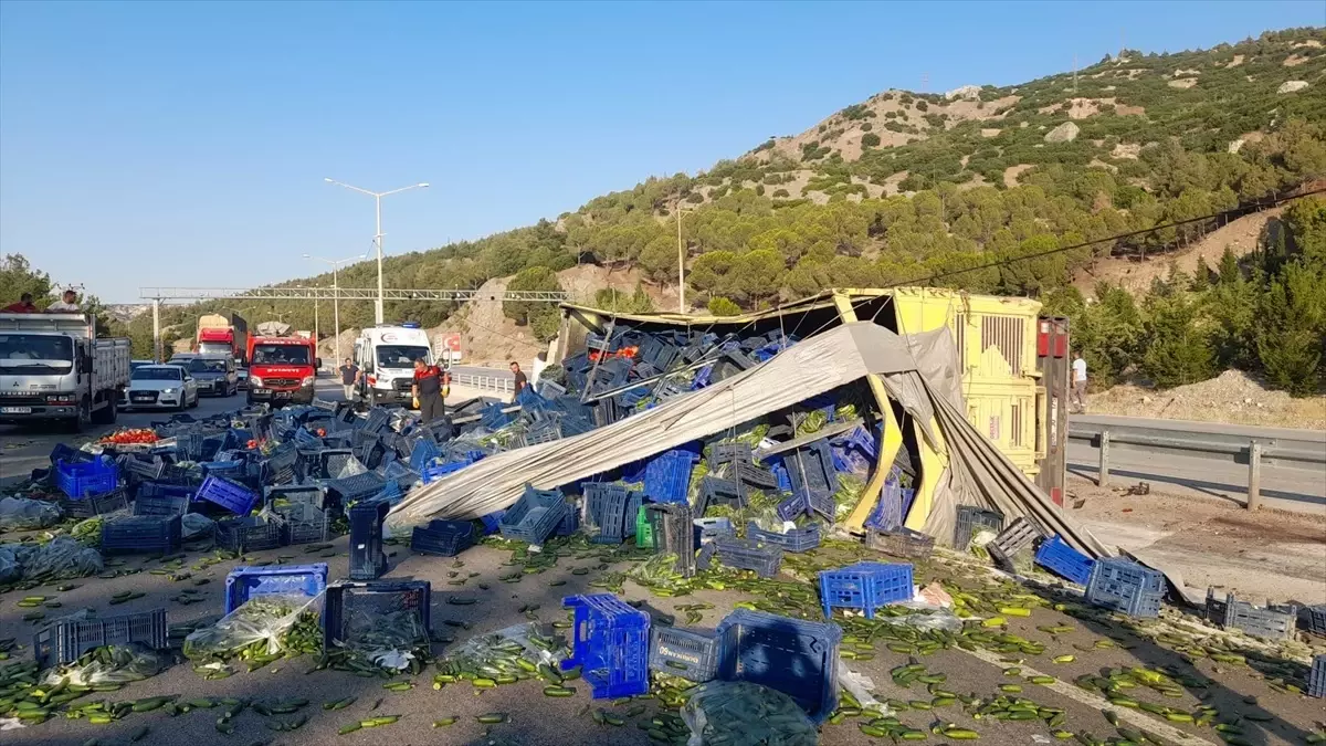 Burdur'da Kamyon Devrildi: Sürücü Yaralı