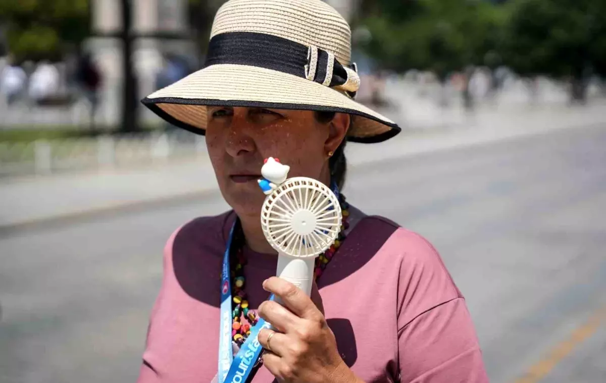 İstanbul'da 42 Derece, Turistler Vantilatörle Serinliyor