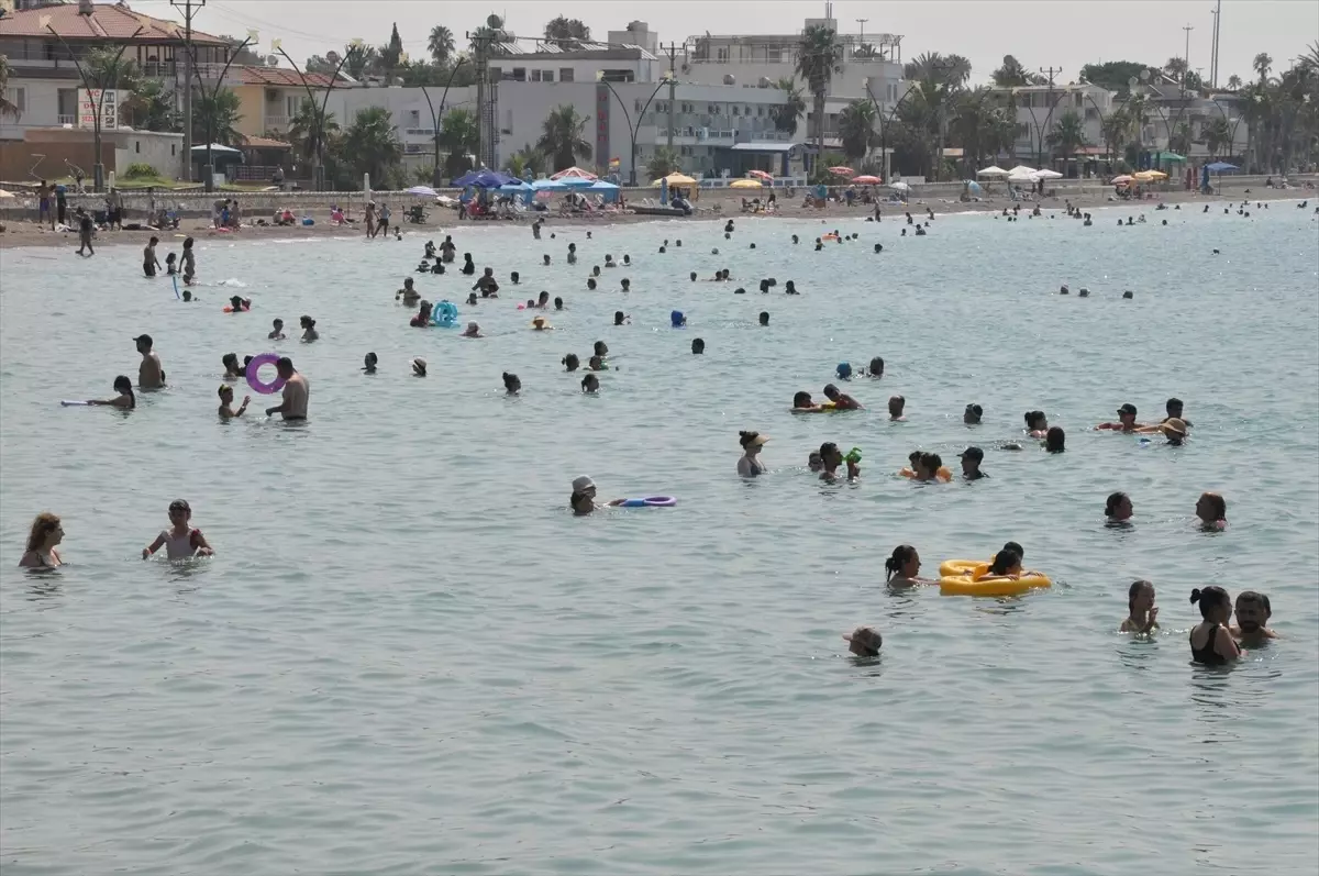 Silifke'de Sıcak Havada Denize Akın