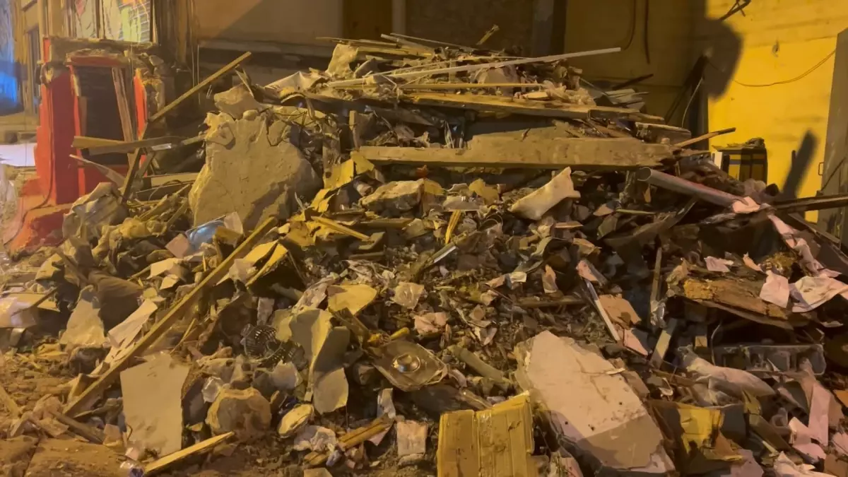 Beyoğlu'nda Patlama: Bina Yıkıldı