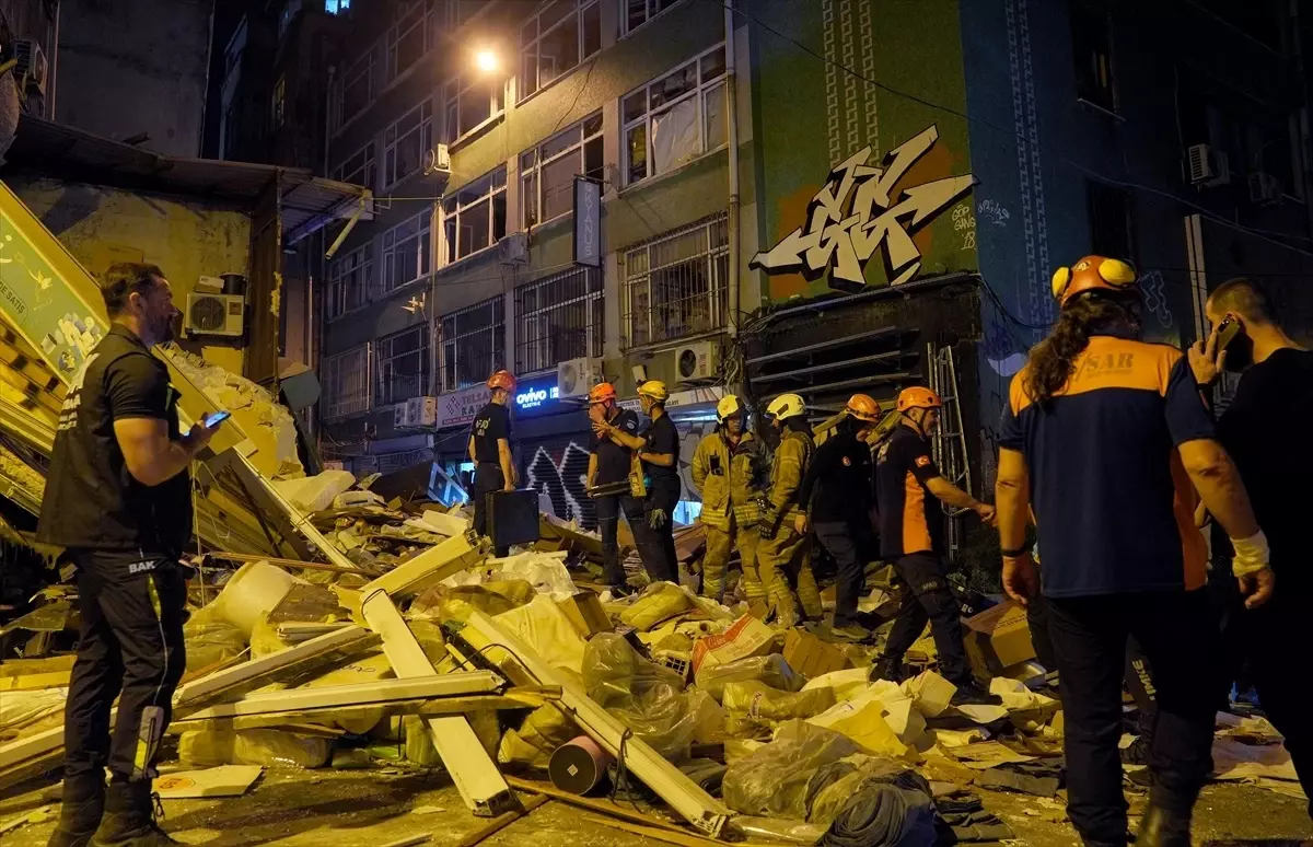 Beyoğlu'nda Patlama: Bina Çöktü