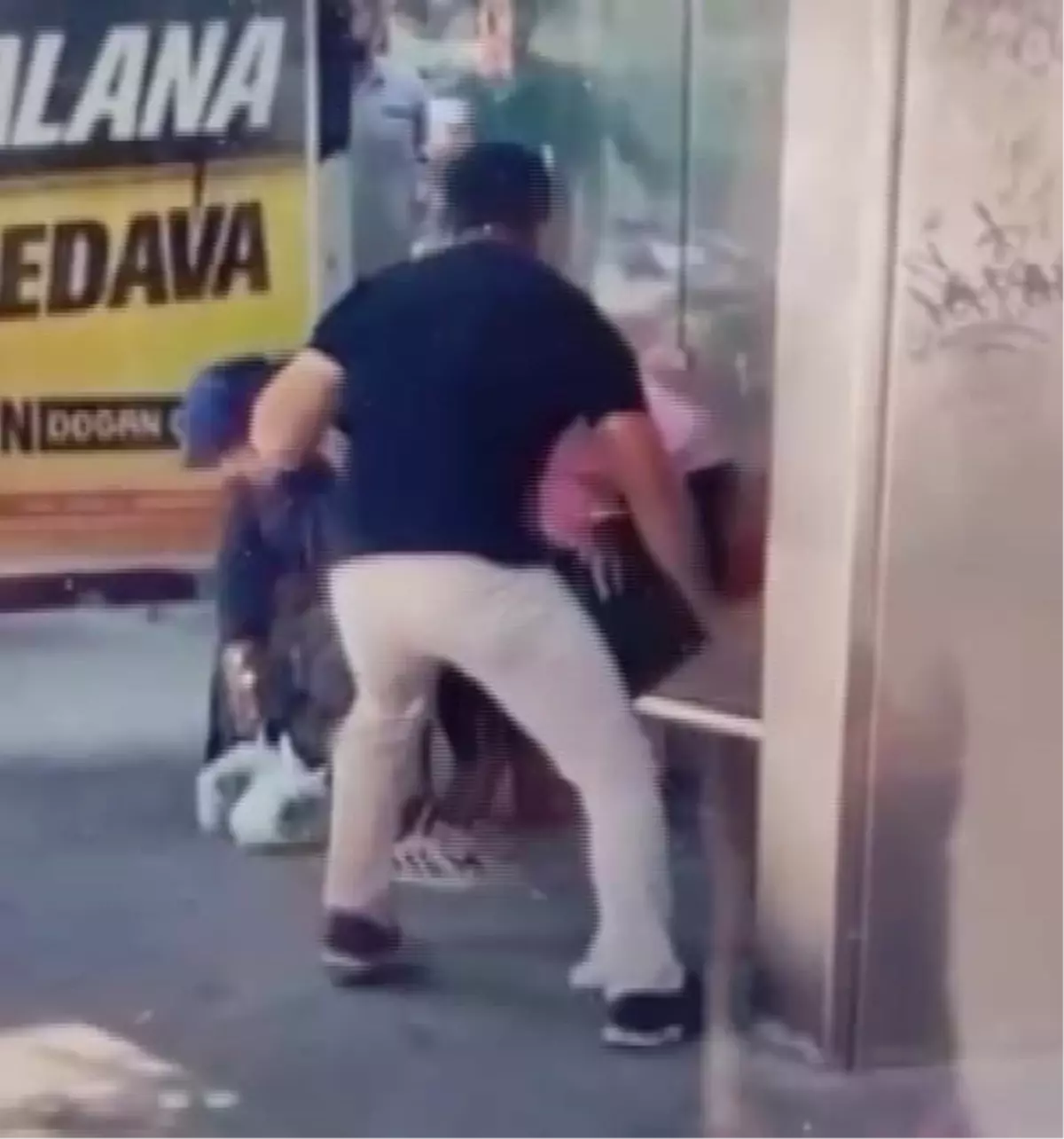 Otobüs durağında tornavida saldırısı!
