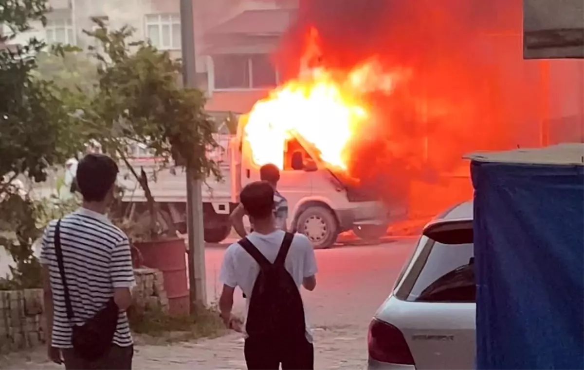 Ünye'de Park Halindeki Kamyonet Yandı