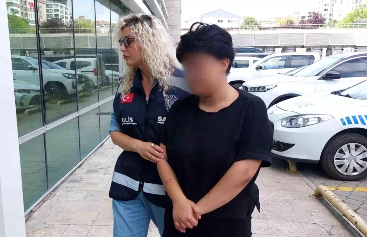 Genç Kız Annesini Bıçakladı