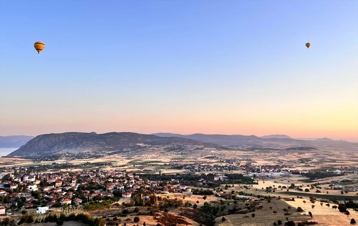 Salda Gölü'nde Sıcak Hava Balonlarıyla Manzara Turu