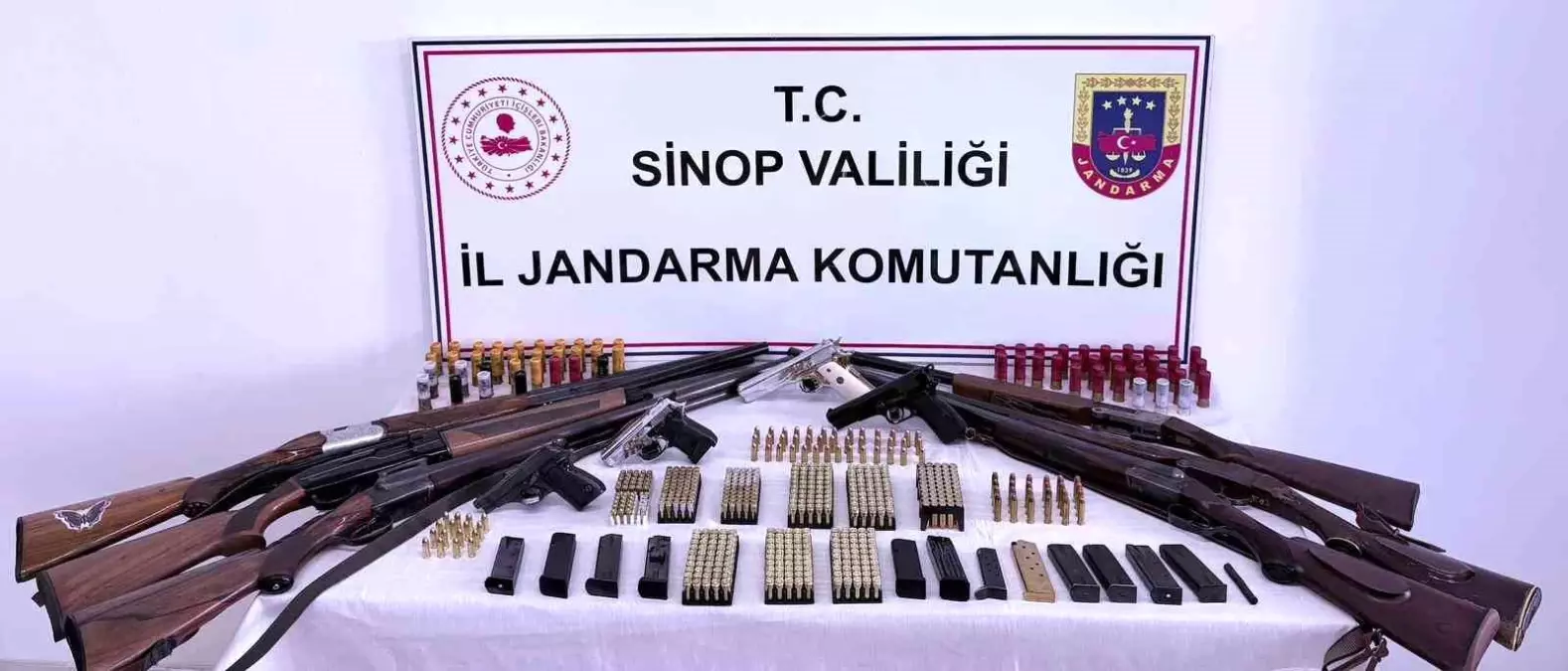 Türkeli'de Silah ve Kaçak Malzeme Operasyonu