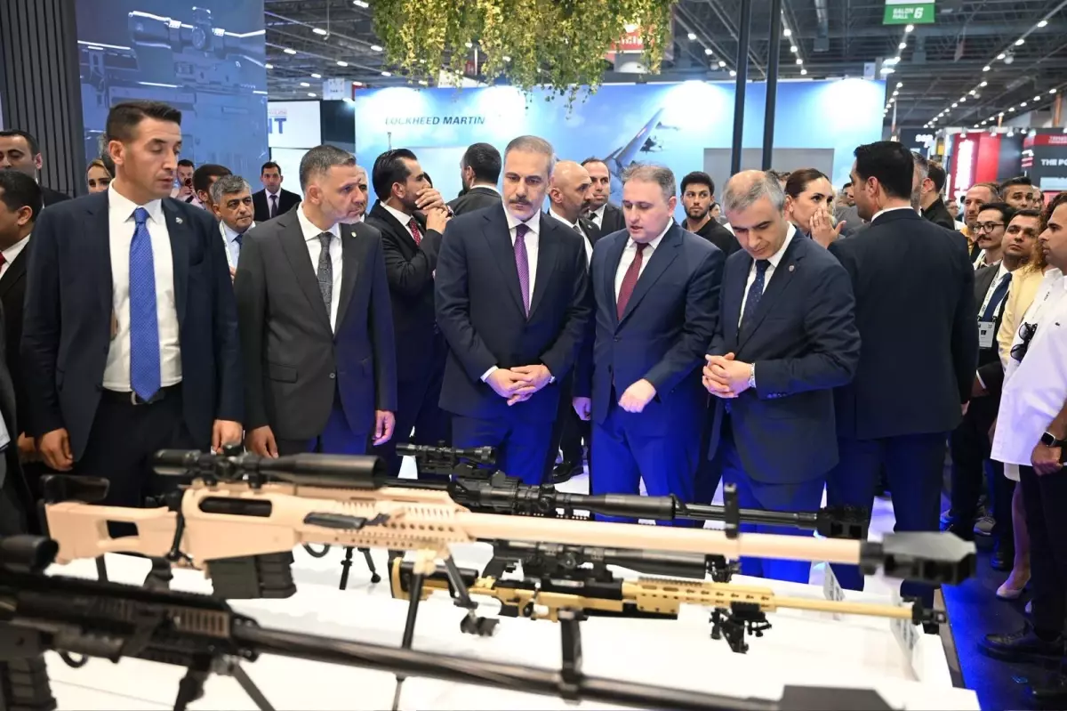 Hakan Fidan IDEF 2025'i Ziyaret Etti