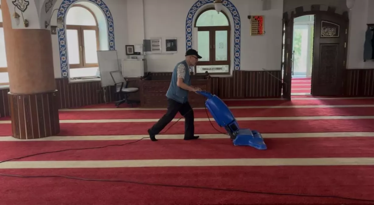 30 Yıldır Gönüllü Cami Temizliği