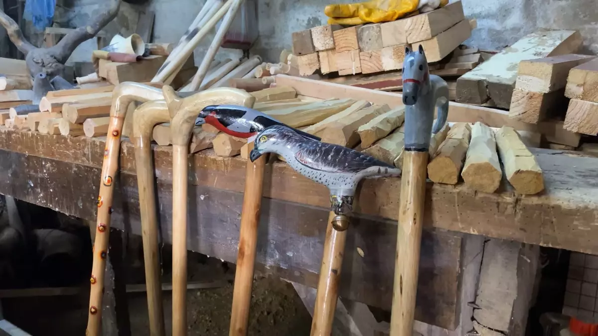 88 Yaşındaki Postacıdan Sanat İşi Bastonlar