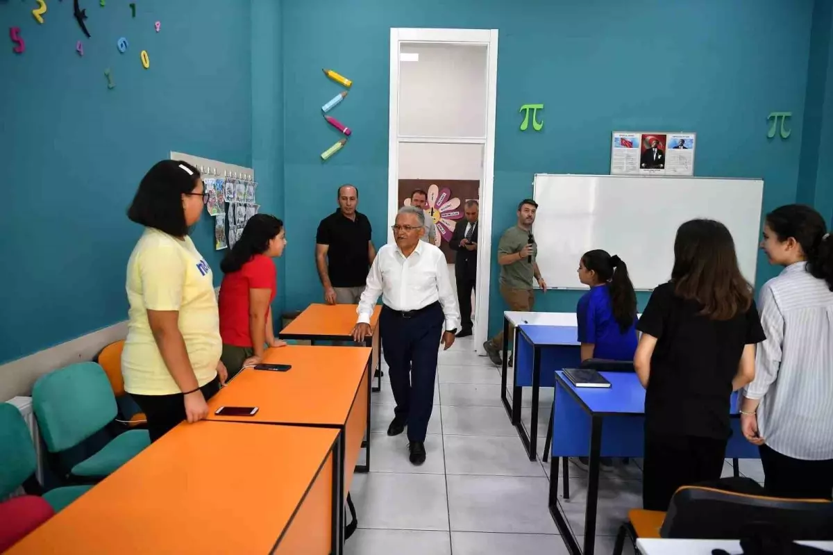 Başkan Büyükkılıç, Yaz Okulu'ndaki Öğrencileri Ziyaret Etti