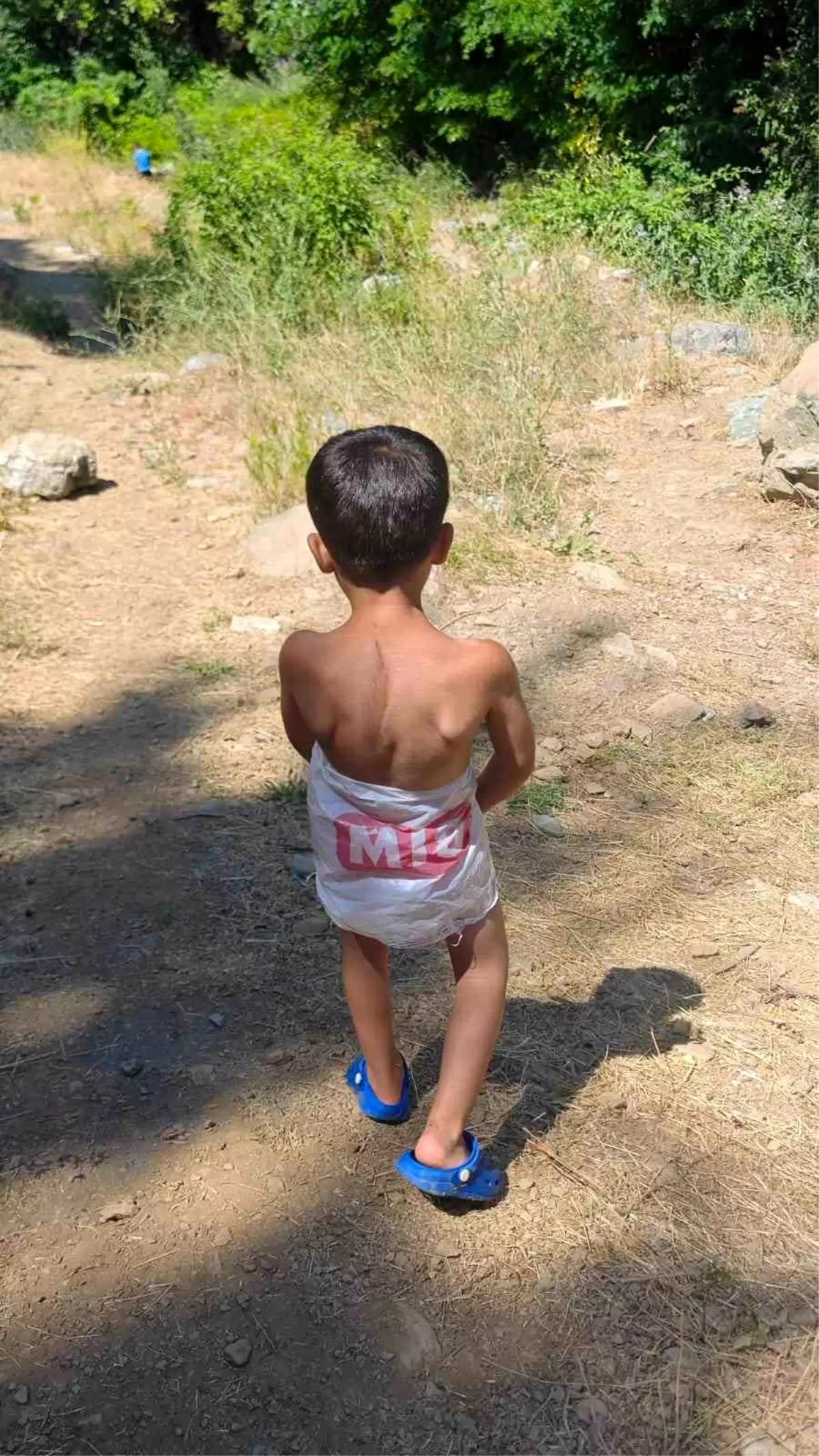 Günün karesi! Mayo bulamadı, suya böyle girdi
