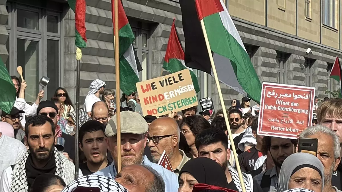 Berlin'de Filistin İçin Gösteri