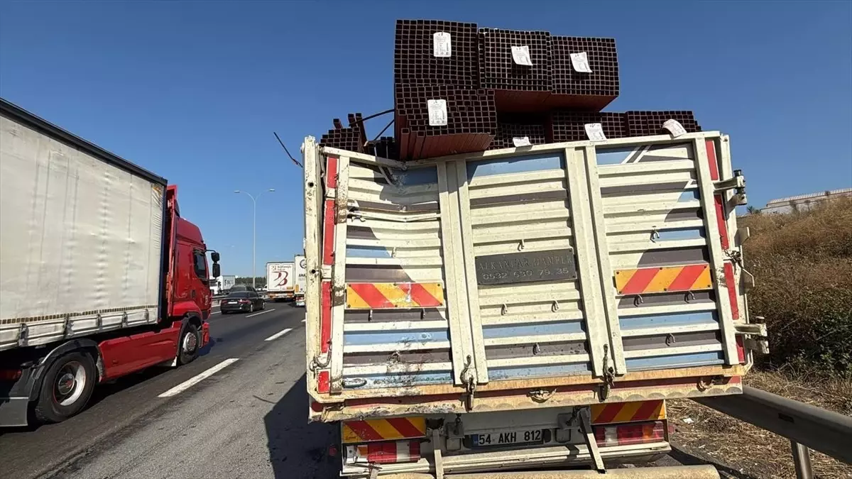 Otoyolda Otobüs-Kamyon Çarpışması: 1 Ölü, 6 Yaralı