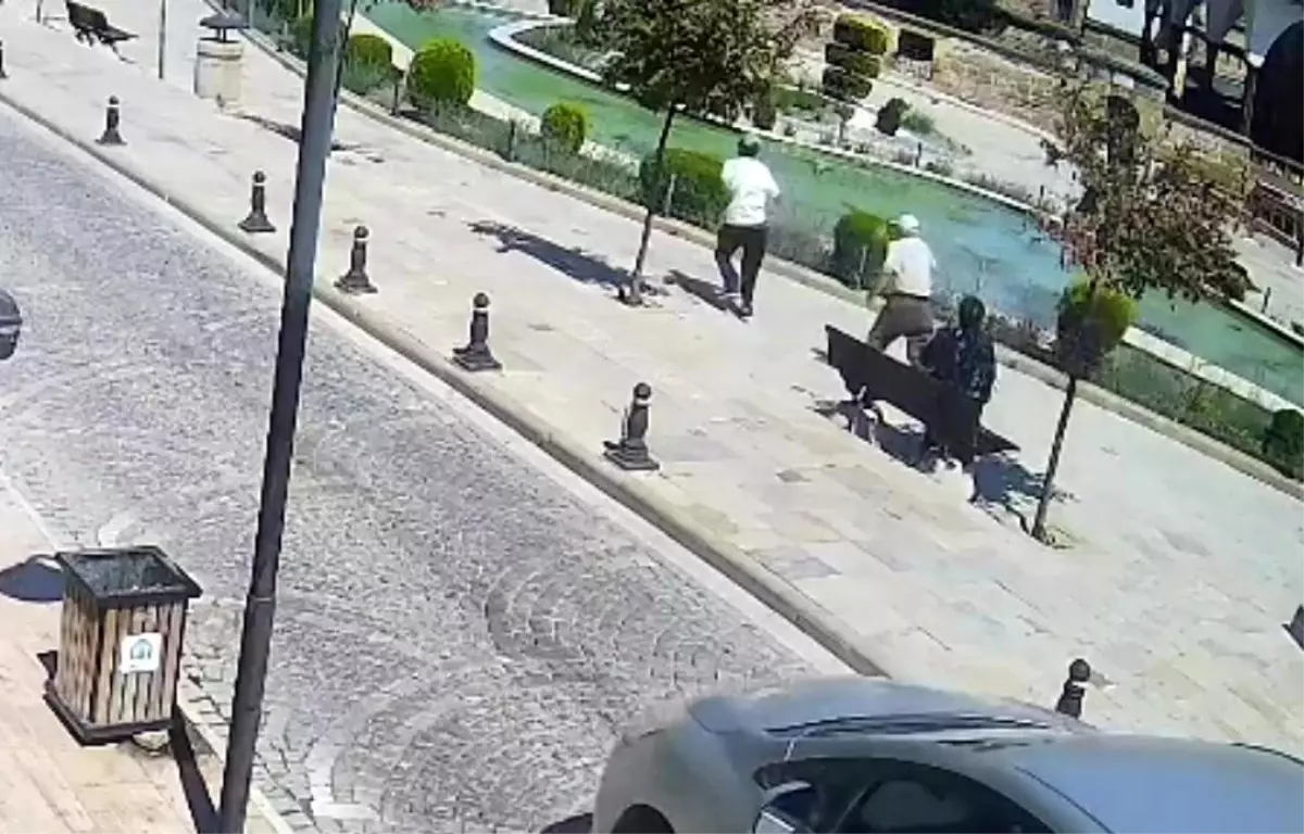 Yaşlı Kadının Dolandırılması Kamerada