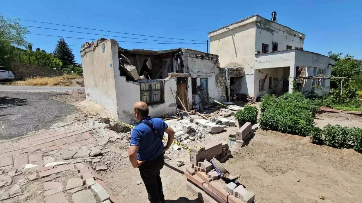 Kayseri'de Çatı Çöktü, Yaşlı Adam Ağır Yaralandı
