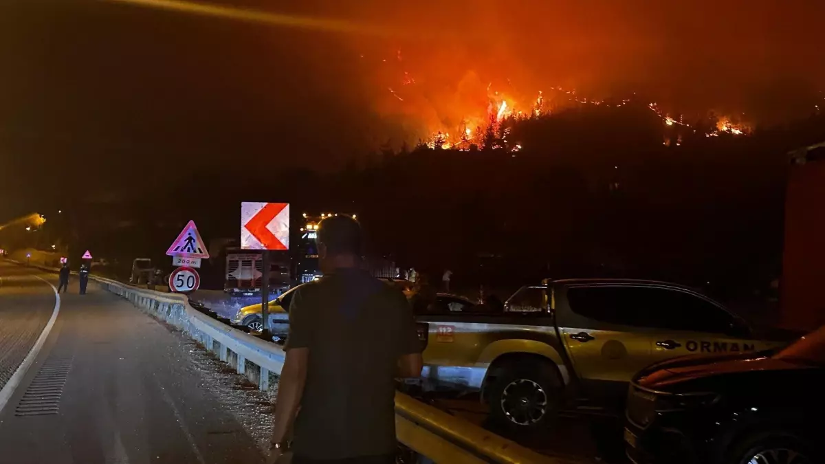 Karabük'te Yangın Nedeniyle Yol Kapandı