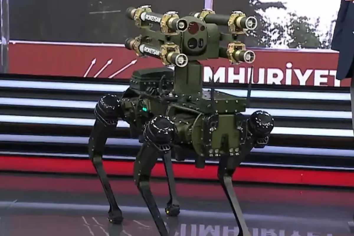 Türkiye'nin ilk füze atan robot köpeği canlı yayında tanıtıldı