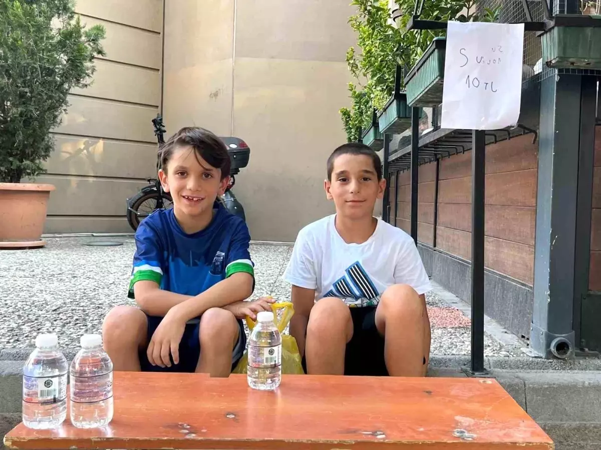 Yaz Tatilinde Su Satarak Oyuncak Alıyorlar