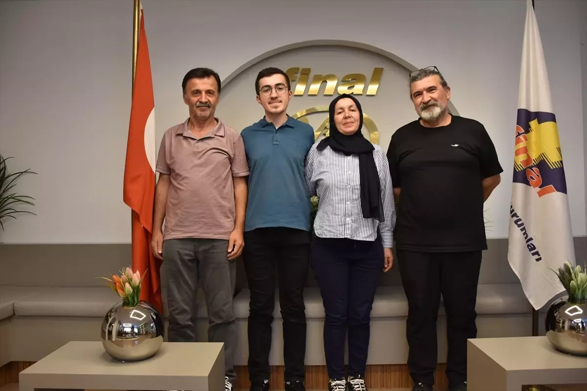 Yiğit Süzen, YKS'de Türkiye Üçüncüsü Oldu