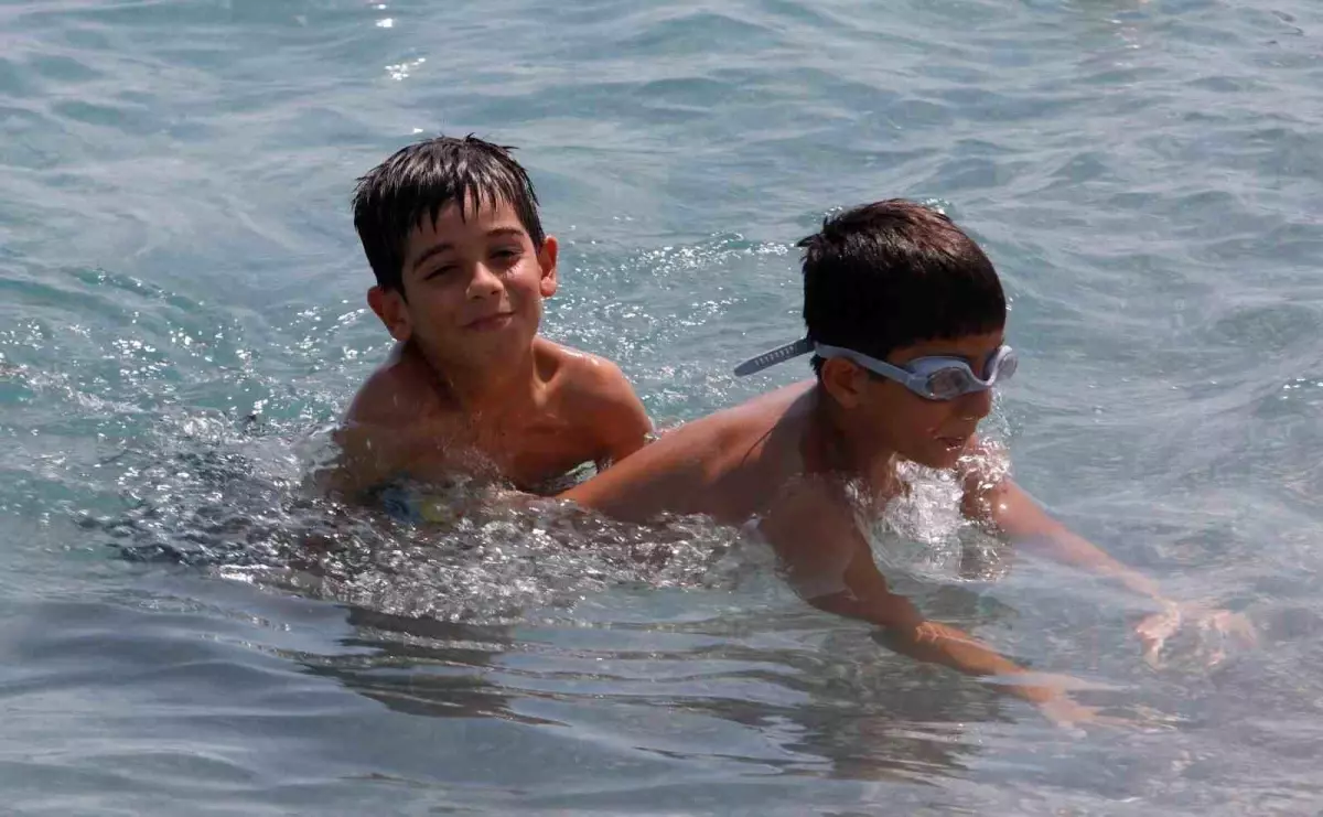 Antalya'da Sıcak Hava ile Konyaaltı Sahili Doldu