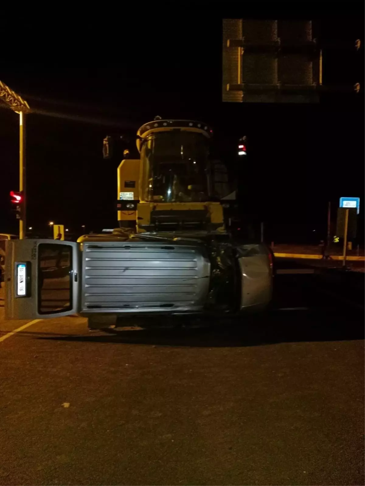 Ağrı'da Kamyonet ile Biçerdöver Çarpıştı