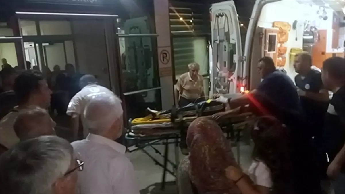 Geyve'de Traktör Devrildi, 10 Yaralı