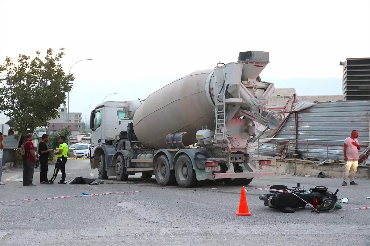 Antakya'da Motosiklet Beton Mikseriyle Çarpıştı: 1 Ölü, 1 Yaralı