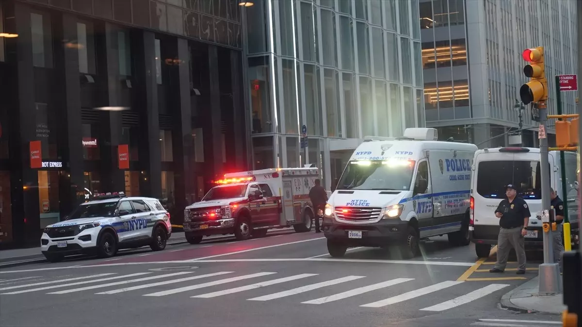 New York'ta Silahlı Saldırı: 1'i Polis 2 Yaralı
